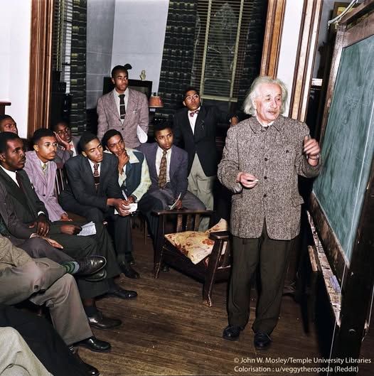 Albert_Einstein_classe_via_mosley_535019471_1273140861186645_7399938979226612584_n.jpg
